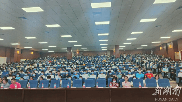 h韩漫
新生:倾听戍边故事 致敬戍边英雄